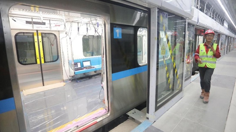MRT merupakan alat transportasi publik utama di Singapura selain bus dan angkutan taxi.