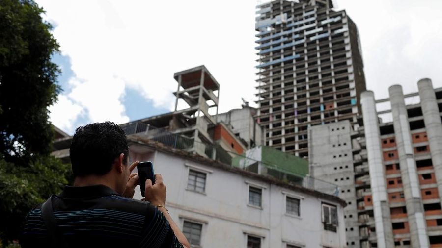Gempa besar bermagnitudo 7,3 mengguncang Venezuela hari Rabu dan menimbulkan kerusakan pada beberapa bangunan.