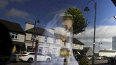 Patung Bunda Maria terlihat dari luar suatu toko di kota Knock, Irlandia. (Reuters/Clodagh Kilcoyne)