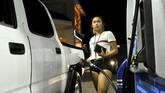 Para petugas di pom bensin mengatakan bahwa beberapa hari terakhir ini mereka sangat sibuk melayani pelanggan yang mengantre. (Reuters/Hugh Gentry)