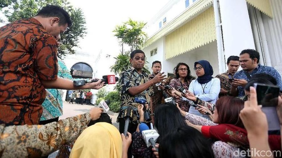 Idrus Marham resmi mundur dari posisi Menteri Sosial. Alasannya, ia ingin fokus menghadapi kasus hukum yang membelitnya kini.