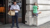 Seorang bocah memanjat tembok luar suatu toko pakaian di jalan Regent, London. (AFP/Daniel Leal-Olivas)