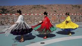 Perempuan Aymara berdansa di tempat pendaratan helikopter ketika digelar tur di istana kepresidenan La Casa Grande del Pueblo di Laz Paz, Bolivia. (Reuters/David Mercado)