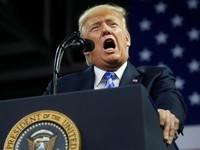 Perang Dagang Berkobar, Trump Kenakan China Bea Impor Baru!