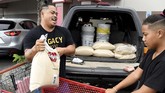 Warga pun mulai mempersiapkan diri. Mereka memasok air, makanan, hingga bahan bakar. (Reuters/Hugh Gentry)
