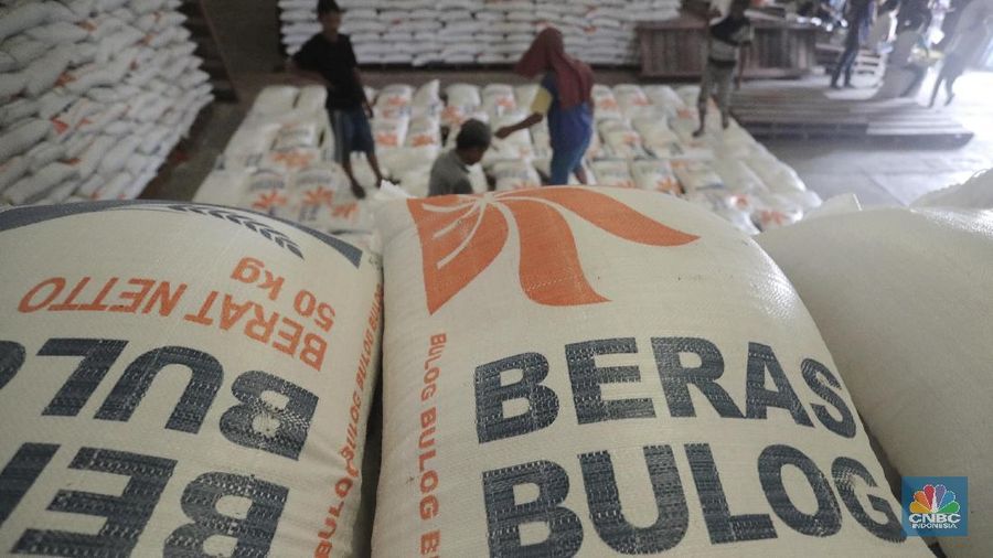 Tak sendirian, Bulog juga turut menggandeng dua perusahaan lainnya, yaitu Shopee dan JNE.
