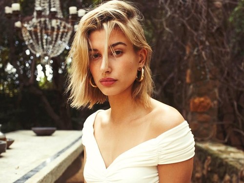 Hailey Baldwin Pakai Krim Wajah yang Diramu dari Darahnya Sendiri Hailey Baldwin Pakai Krim Wajah yang Diramu dari Darahnya Sendiri