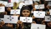 Juni lalu, koalisi organisasi-organisasi asal Bangladesh mengirimkan serangkaian bukti kepada jaksa ICC berisikan dokumentasi penyiksaan, pemerkosaan, hingga pembunuhan oleh militer Myanmar terhadap Rohingya. (Reuters/Mohammad Ponir Hossain)