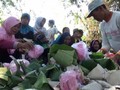 VIDEO: Tradisi Perang Nasi di Ngawi Usai Panen