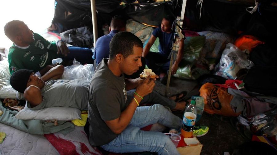 Para imigran banyak yang tinggal di tenda-tenda darurat yang merupakan kamp sementara bagi pengungsi Venezuela.