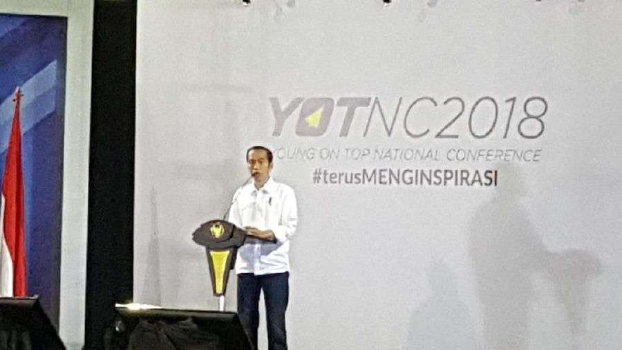 Presiden Jokowi sempat mencoba game virtual reality (VR) di markas Facebook.