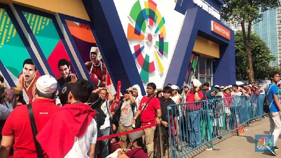 Warga antre dan berebut untuk membeli suvenir Asian Games 2018
