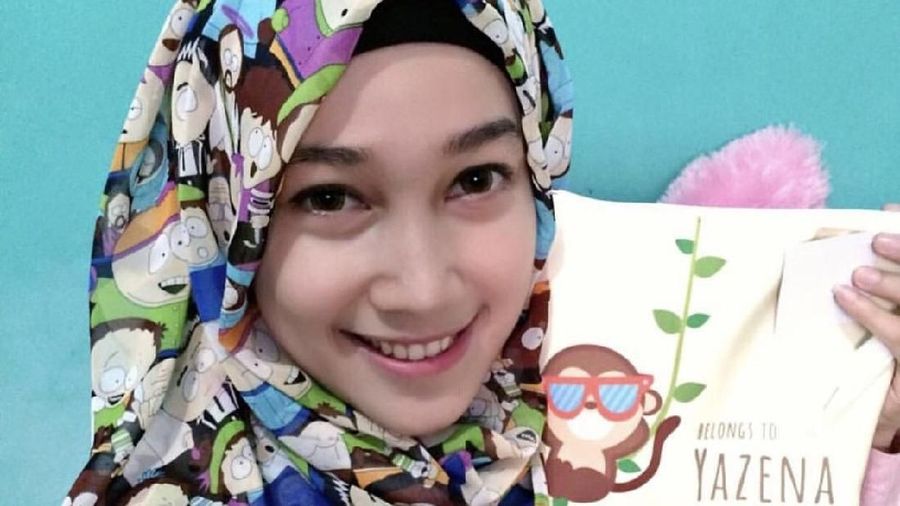 Youtuber lokal ini dikenal tukang coba makanan aneh, ia dibayar Rp 5 juta untuk sekali syuting dan cicip makanan aneh tersebut.