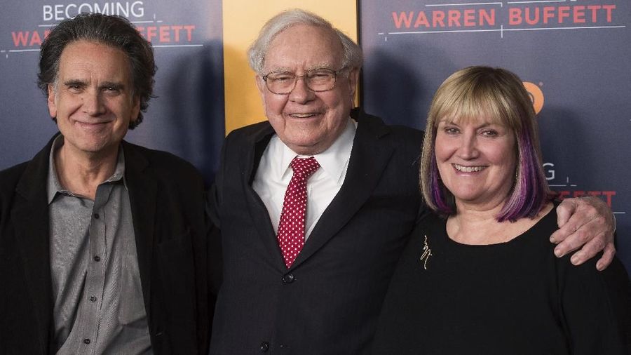 Peter Buffett, left, Warren Buffett and Susie Buffett