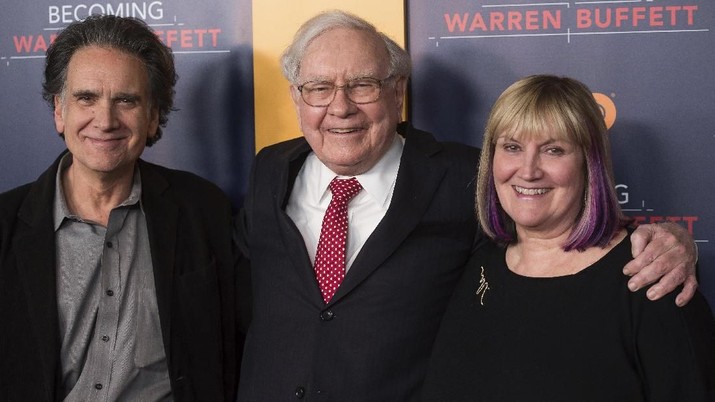 World Premiere of HBO's Peter Buffett, left, Warren Buffett and Susie Buffett