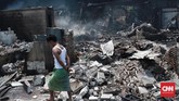 Kebakaran di pemukiman kumuh di Kampung Walang, Pademangan, memaksa sekitar 420 jiwa mengungsi, Jakarta, Minggu (26/8). (CNN Indonesia/Andry Novelino).