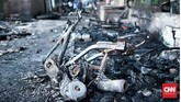 Sepeda motor milik warga di pemukiman kumuh yang berlokasi di Kolong Tol Lodan, di Jalan Lodan Raya Kampung Walang Blok A RW 02, Ancol, Pademangan, hangus saat kebakaran melanda pemukiman mereka minggu dini hari, Jakarta, Minggu (26/8). (CNN Indonesia/Andry Novelino).