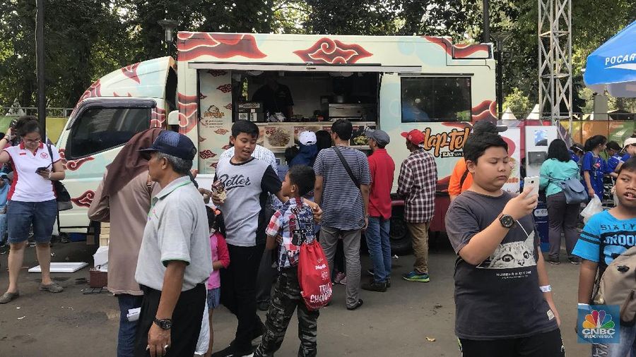 Atlet mengejar medali di Asian Games, pedagang mengejar rezeki. 