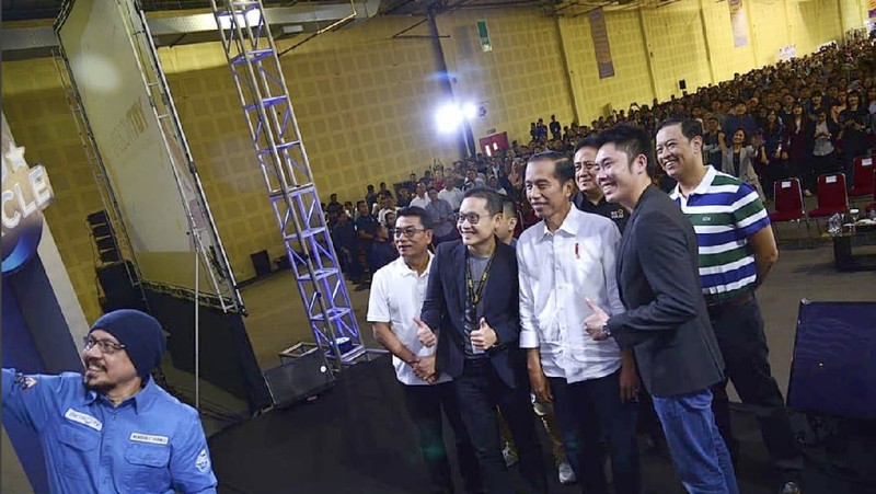 Presiden Jokowi memuji Tobias Julian alias Jess No Limit, pemain game mobile legends yang bisa hasilkan ratusan juta per bulan. 
