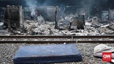 Rumah semi permanen warga Kampung Walang, Pademangan, rata dengan tanah usai si jago merah melahap habis area kolong tol Lodan pada dini hari, Jakarta, Minggu (26/8). (CNN Indonesia/Andry Novelino).