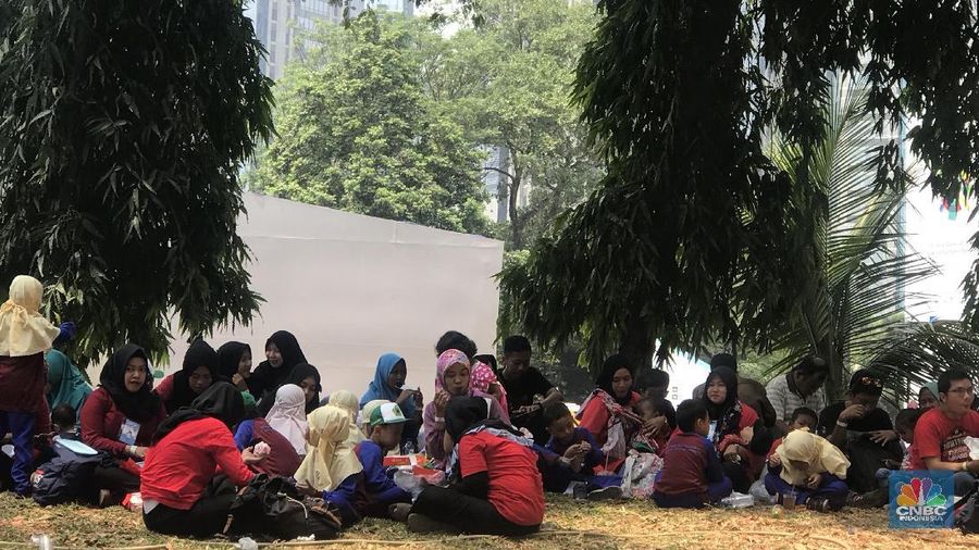 Masyarakat tak hanya datang untuk nonton pertandingan, tapi juga jalan-jalan di Senayan bersama keluarga.