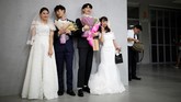 Pernikahan massal ini mengambil tempat di Cheongshim Peace World Center. Tanggal ini sengaja dipilih untuk memperingati peringatan kematian pendiri gereja penyatuan Sun Myung-moon. (REUTERS/Kim Hong-Ji)