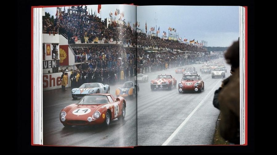 Produsen mobil mewah Ferrari, tidak hanya mengeluarkan mobil namun mereka juga mengeluarkan buku edisi terbatas.