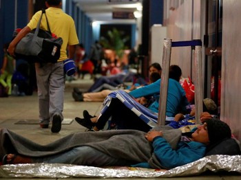 Warga Venezuela Tidur Beralaskan Kain Demi Kabur dari Krisis
