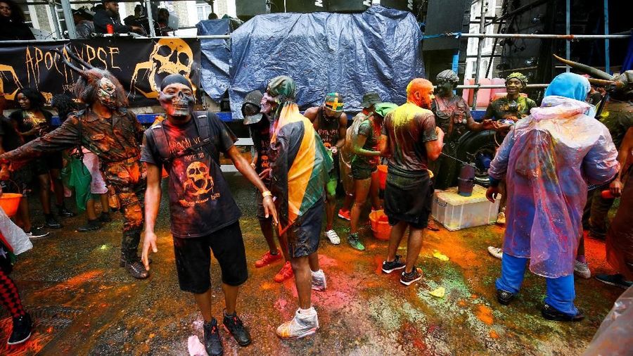 Para peserta bersuka ria menggunakan bubuk cat warna wani yang menempel ditubuhnya saat pawai berlangsung.