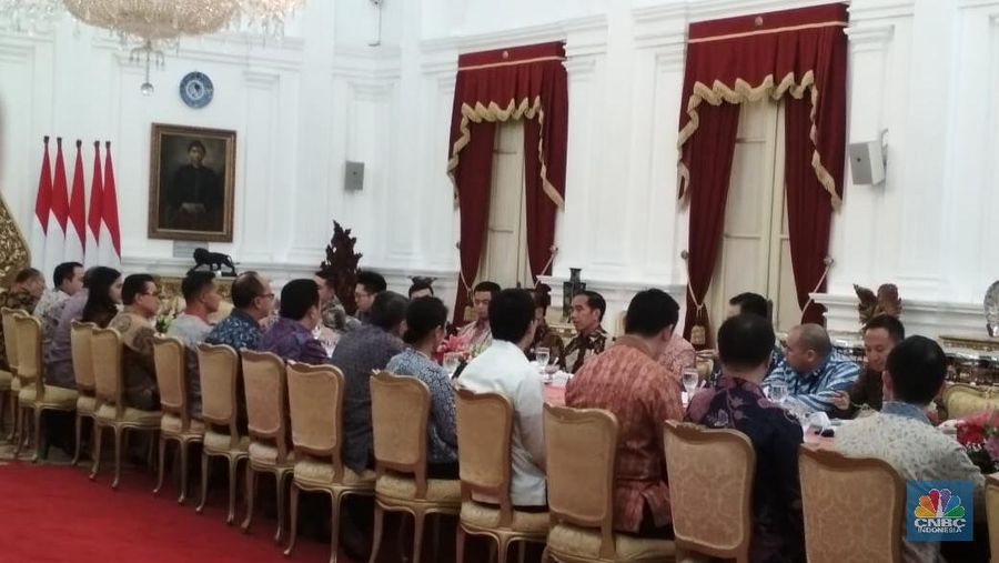Presiden Joko Widodo kemarin bertemu dengan konglomerat junior, dan hari ini mengundang ekonom ke Istana Merdeka.