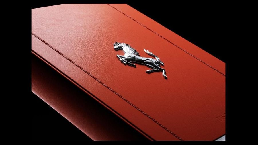 Produsen mobil mewah Ferrari, tidak hanya mengeluarkan mobil namun mereka juga mengeluarkan buku edisi terbatas.