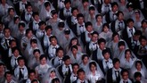 Pernikahan adalah hal yang sakral, tak terkecuali untuk para pasangan di Korea Selatan. Ribuan pasangan Korsel menikah massal di area gereja penyatuan, Gapyeong, Senin (27/8). (REUTERS/Kim Hong-Ji)