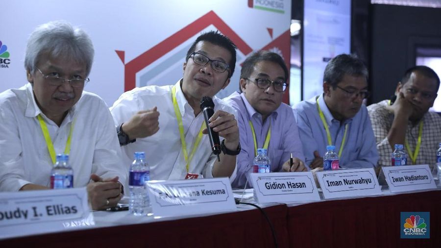 United Tractor sudah finalisasi proses pembelian tambang emas Martabe, perseroan sedang menunggu proses penyelesaian izin dari regulator.