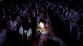 Upacara pernikahan massal ini diikuti dengan Hyojeong Holy Blessing Ceremony. (REUTERS/Kim Hong-Ji)