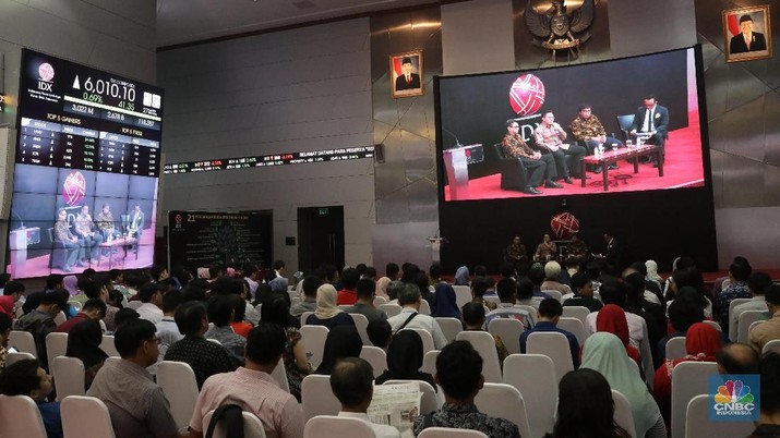 Seminar Pasar Modal Investor Summits 2018; Kemudahan Investasi Pasar Modal di Era Ekonomi Digital Suasana seminar yang bertajuk kemudahan Investasi Pasar Modal di Era Ekonomi Digital di Bursa Efek Indonesia, Jakarta, Senin (27/8). Seminar ini diisi oleh pembicara dari Ady F. Pangerang, Presiden Direktur Bareksa.com, Samuel Sentana, Head of Fintech Tokopedi, dan Destya Danang Pradityo, Head of Financial & Payment Services BukaLapak. Seminar ini merupakan satu rangkaian dari acara Investor Summit 2018. Dalam seminar ini selain menginformasikan bahwa pembelian reksa dana telah dapat dilakukan melalui aplikasi dari kedua perusahaan, Bareksa, Tokopedia, dan BukaLapak juga membeberkan rencana untuk lebih membuka akses dan kemudahan masyarakat untuk berinvestasi di pasar modal Indonesia. (CNBC Indonesia/Muhammad Sabki)
