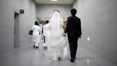 Pernikahan massal ini diatur oleh Hak Han Moon, istri dari Sun Myung Moon, pemimpin kontroversial dari gereja tersebut. (REUTERS/Kim Hong-Ji)