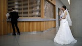 Sama seperti pernikahan pada umumnya, ratusan pengantin mengikuti serangkaian upacara pernikahan di gereja tersebut. (REUTERS/Kim Hong-Ji)