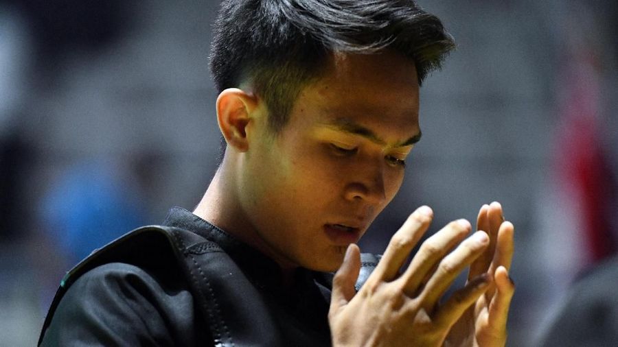 Pesilat Indonesia Komang Harik Adi Putra berdoa sebelum bertanding melawan pesilat Timor Leste David No-Ano Ximenes dalam babak 16 besar Kelas E Putra Asian Games 2018 Pencak Silat di Padepokan Pencak Silat Taman Mini Indonesia Indah (TMII), Jakarta, Kamis (23/8). ANTARA FOTO/INASGOC/Dewi Nurcahyani/nak/18.
