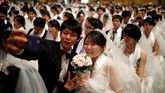Dalam pernikahan tersebut, pasangan yang hadir bukan hanya diikuti oleh pasangan domestik Korsel, tapi juga pasangan campuran dari negara lain. (REUTERS/Kim Hong-Ji)