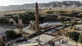 Kota tua berusia lebih dari 10 ribu tahun di Turki, Hasankeyf, terancam tenggelam. Pasalnya, kawasan itu berada di jalur air dari proyek pembangunan Bendungan Ilisu. (AFP PHOTO / Yasin AKGUL)