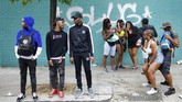 Meski begitu, Notting Hill Carnival tetap saja harus dijaga petugas. Sesekali mereka mengamankan orang-orang yang berkelahi atau membawa senjata. (REUTERS/Henry Nicholls)