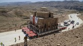 Tentara Turki mengawal pemindahan bangunan kuno Artuklu Hamam yang seberat 1.600 ton ke lokasi baru. Hasankeyf menjadi saksi bisu peradaban Roma, Bizantium, sampai Ottomann di Turki. Bangunan kuno bersejarah masih banyak ditemukan di sana, dan menjadi objek wisata sejarah yang sering dikunjungi turis. (AFP PHOTO / Ilyas AKENGIN)
