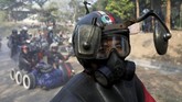 Seorang pengendara menggunakan helm modifikasi dan masker ketika menghadiri acara 'Kediri Scooter Festival 2018'. (REUTERS/Darren Whiteside)