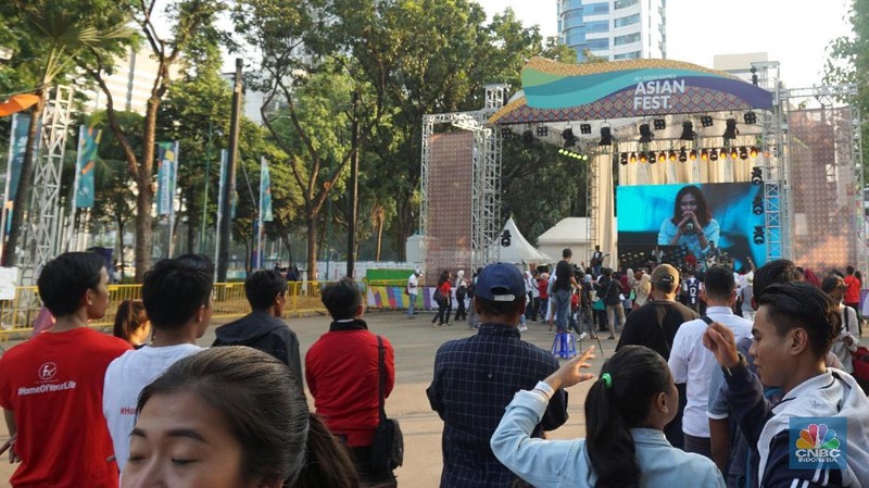 Jangan khawatir kalau tak dapat tiket pertandingan,  ada tempat nongkrong buat penonton Asian Games di GBK Senayan. Banyak festival dan juga bazaar. 