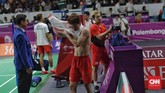 Kevin Sanjaya mengganti pakaian usai mengalahkan Fajar/Rian. Kevin Sanjaya/Marcus Gideon menjadi pendulang emas kedua bulutangkis Indonesia di Asian Games 2018 setelah Jonatan Christie di nomor tunggal putra. (CNN Indonesia/Adhi Wicaksono)