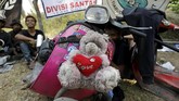 Boneka terikat di depan Vespa yang dimodifikasi memiliki cerita tersendiri bagi pemilik motor. (REUTERS/Darren Whiteside)