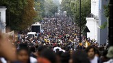 Mereka bersuka-cita dalam musik, tari dan kostum, dibekap oleh udara sejuk setelah London diguyur hujan sehari sebelumnya. (REUTERS/Henry Nicholls)
