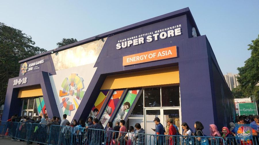 Antusias pengunjung Asian Games 2018 sangat terlihat dari mengularnya antrean di merchandise official store.