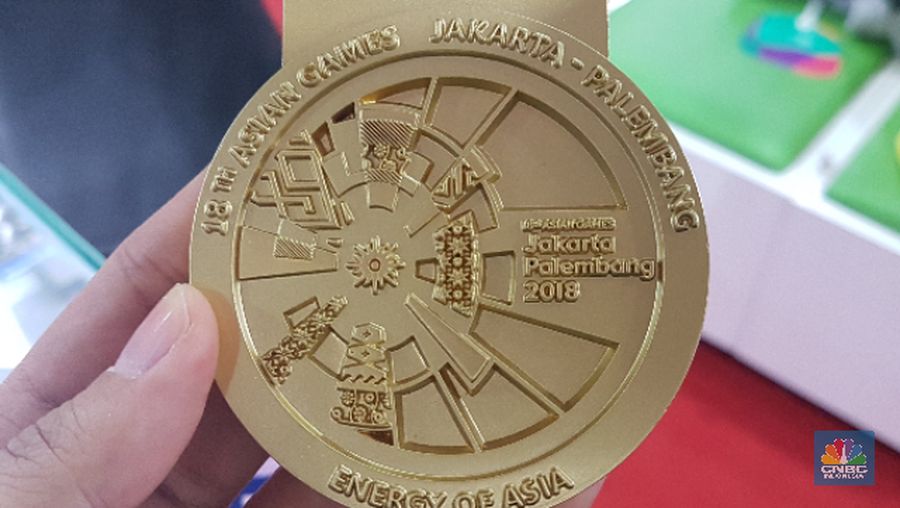 Antusias pengunjung Asian Games 2018 sangat terlihat dari mengularnya antrean di merchandise official store.