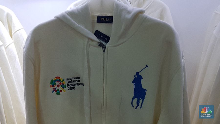 Antusias pengunjung Asian Games 2018 sangat terlihat dari mengularnya antrean di merchandise official store.